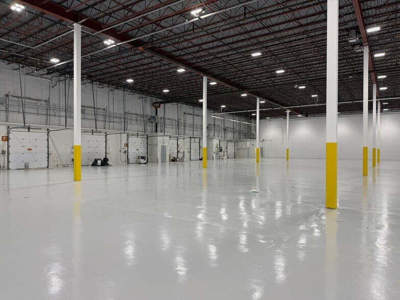 More Photos Of 1375-1405 Boul Hymus, Dorval Warehouse For Lease