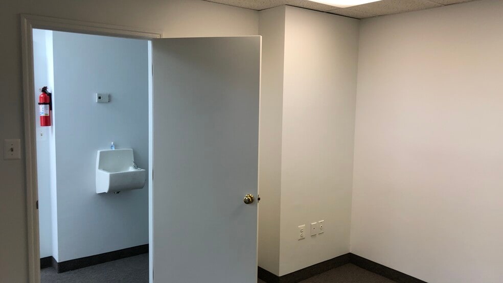 More Photos Of 8755-8785 Mathis Ave, Manassas Office For Lease