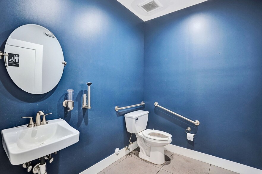 More Photos Of 2521 NE 4th Ave, Pompano Beach Flex For Lease