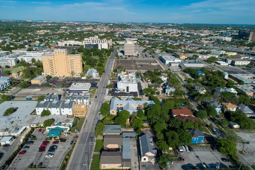 More Photos Of 222 W Cypress St, San Antonio Medical For Lease