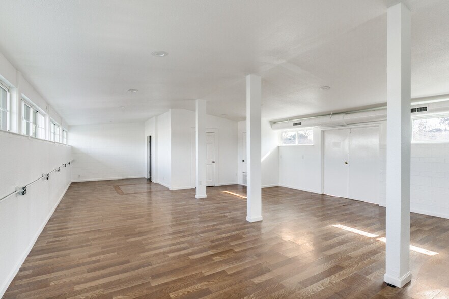 More Photos Of 1414 Forest Ln, Garland Office For Lease