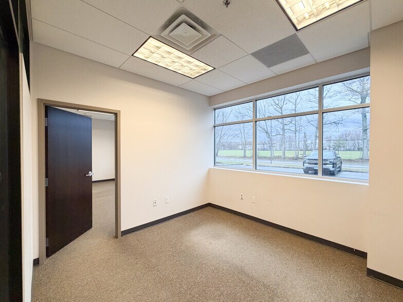 More Photos Of 10 County Line Dr, Cromwell Warehouse For Lease