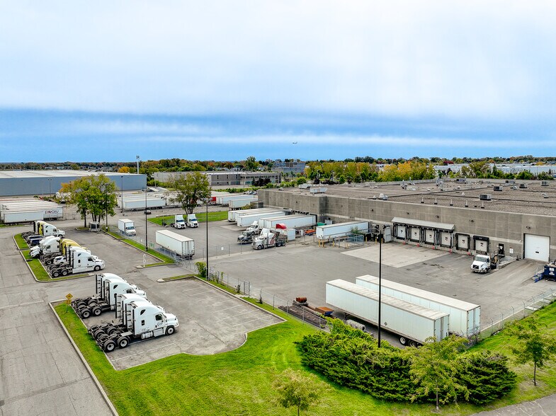 More Photos Of 2001 Boul Des Sources, Pointe-claire Warehouse For Lease