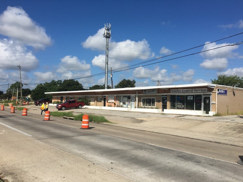More Photos Of 401-415 Edgebrook Dr, Houston General Retail For Sale