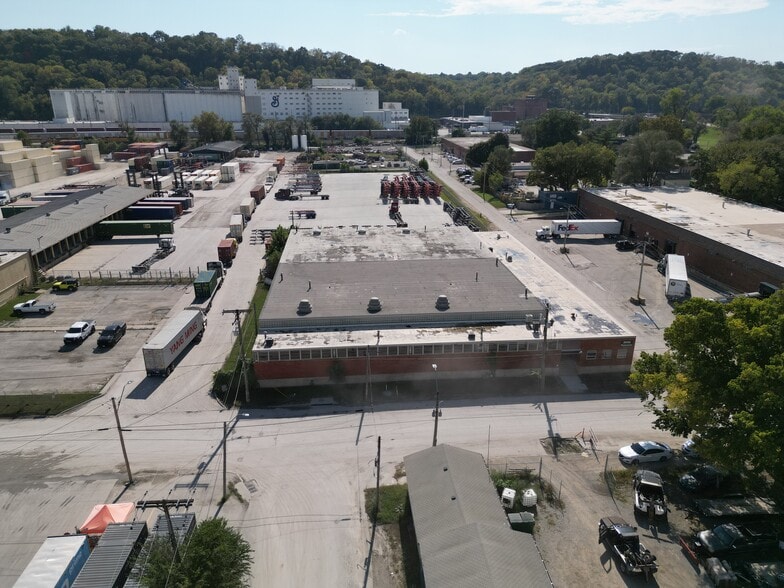 More Photos Of 3001-3115 Nicholson Ave, Kansas City Truck Terminal For Sale