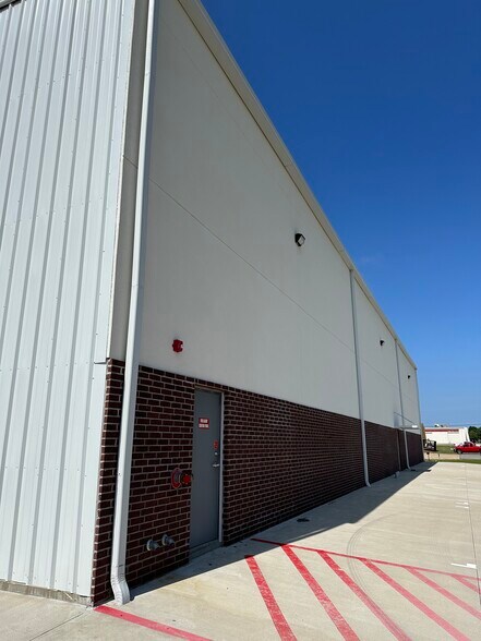 More Photos Of 1201 E Houston St, Broken Arrow Refrigeration Cold Storage For Sale