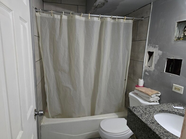 More Photos Of 7621 S Cottage Grove Ave, Chicago Hotel For Sale
