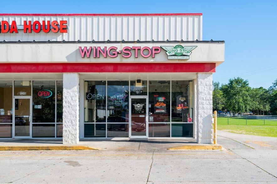 More Photos Of 1307-1355 E Pass Rd, Gulfport Storefront For Lease