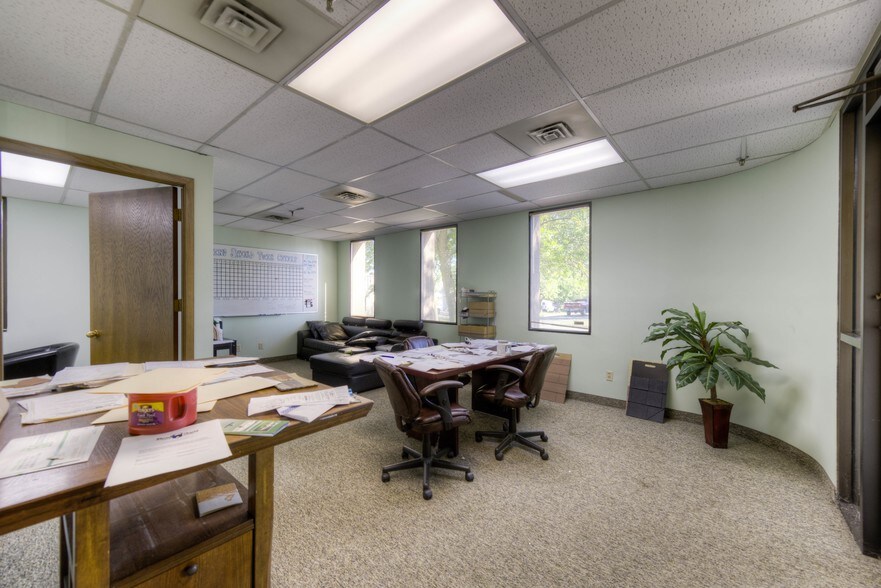 More Photos Of 9901-9927 Valley View Rd, Eden Prairie Showroom For Lease
