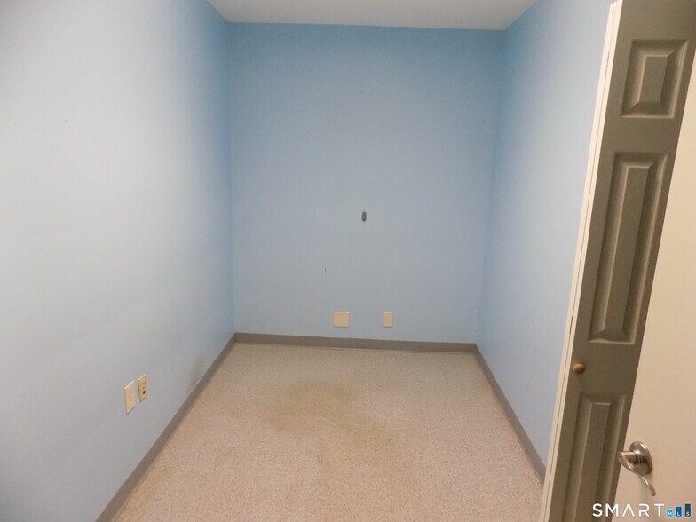 More Photos Of 85 Beleden Gardens Dr, Bristol Medical For Sale