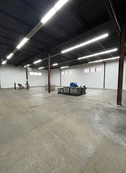 More Photos Of 539 W Algonquin Rd, Arlington Heights Warehouse For Sale