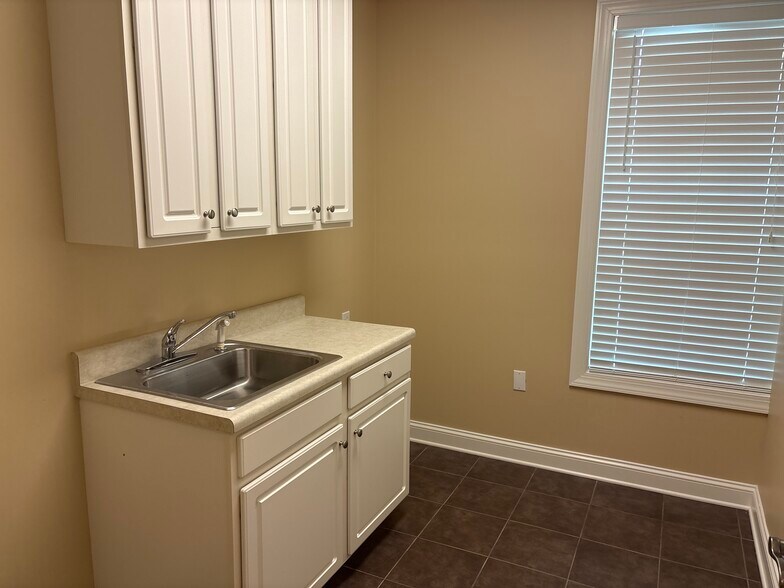 More Photos Of 3105 Creekside Village Dr, Kennesaw Medical For Sale