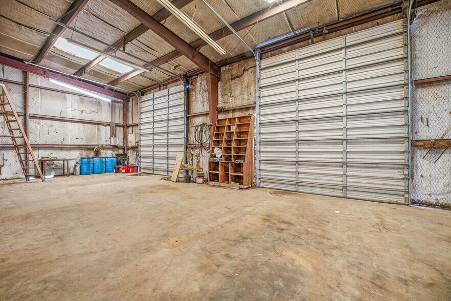 More Photos Of 3429 W Walker St, Breckenridge Warehouse For Sale