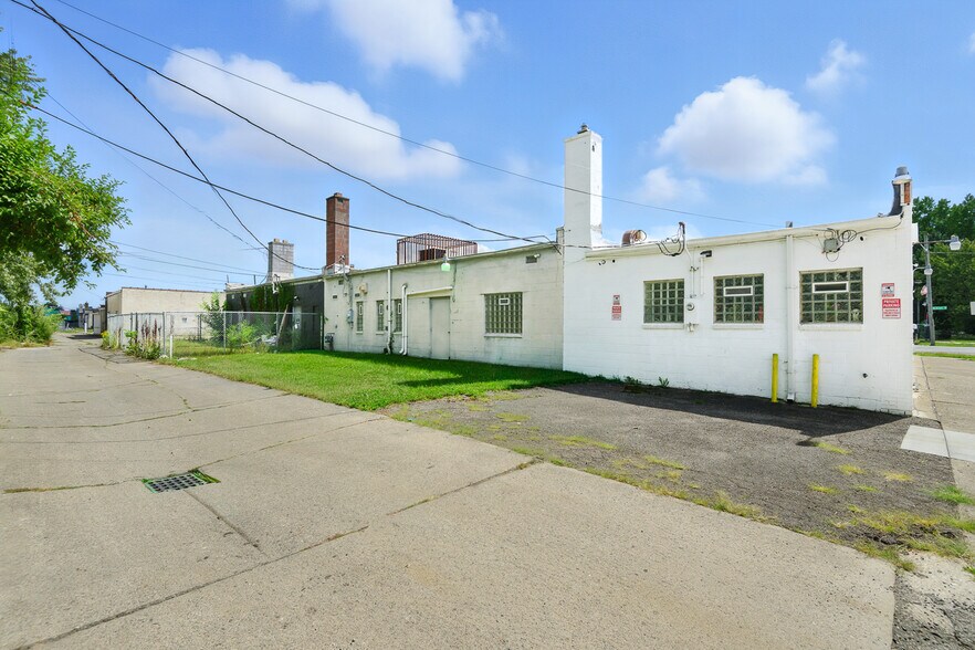 More Photos Of 19042 W McNichols Rd, Detroit Storefront For Sale