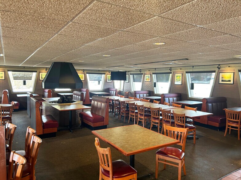 More Photos Of 5 Newport Dr, Forest Hill Restaurant For Lease