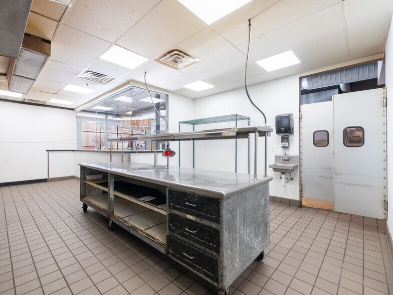 More Photos Of 353 Court St, Pekin Storefront Retail Residential For Sale
