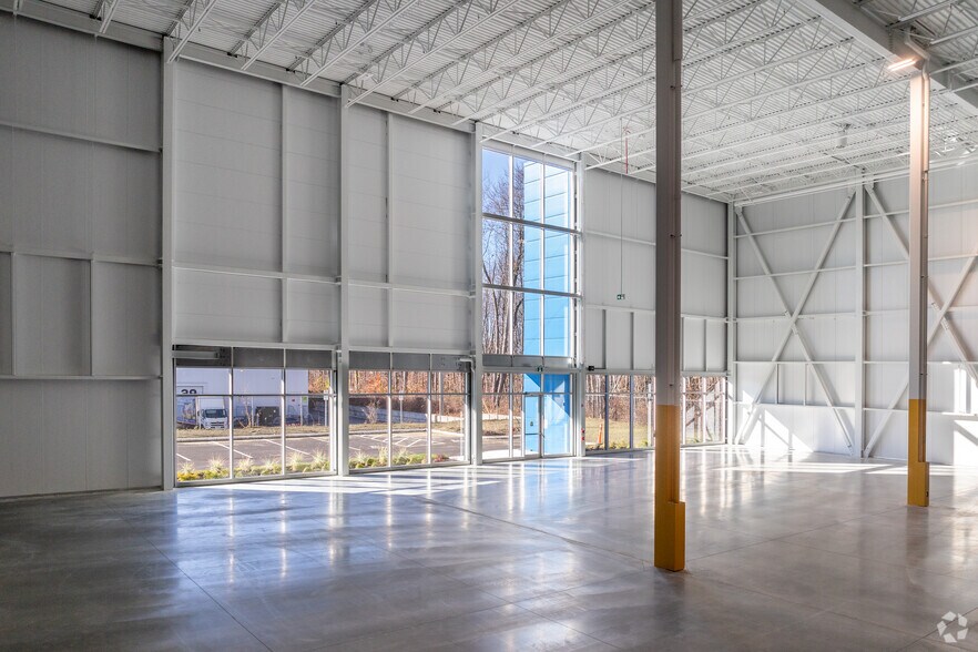 More Photos Of 4915 Rue Louis B Mayer, Laval Warehouse For Lease