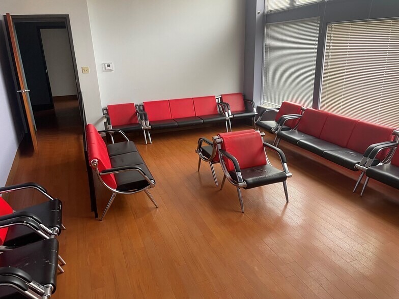 More Photos Of 1726 Poplar Ave, Memphis Medical For Sale