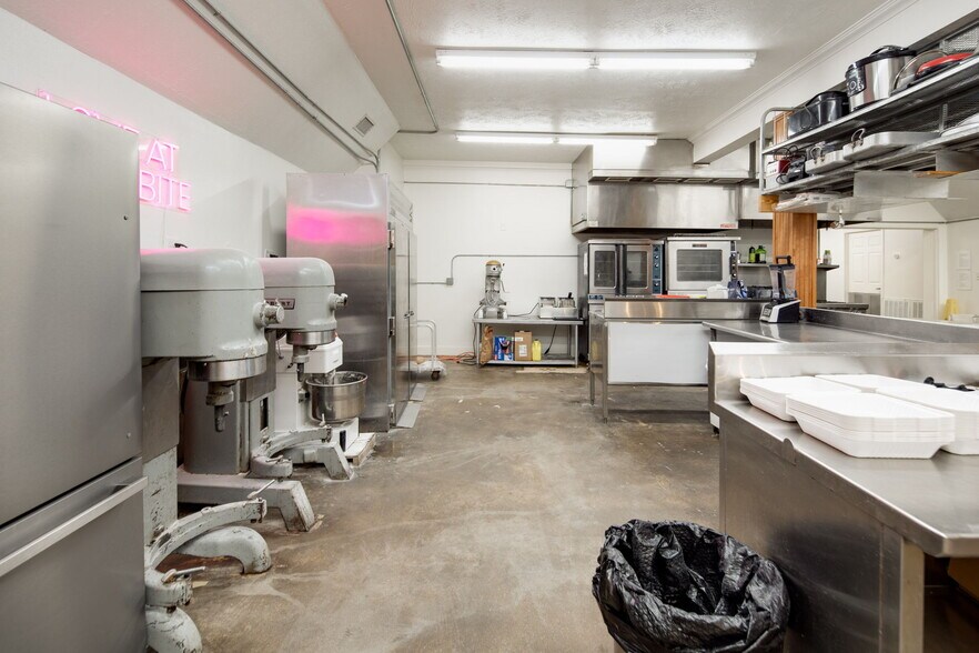 More Photos Of 2606 S Texas Ave, Bryan Restaurant For Sale