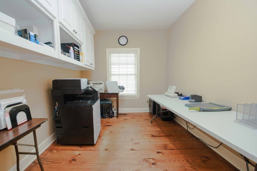 More Photos Of 106 N Alexander Ave, Washington Office For Sale