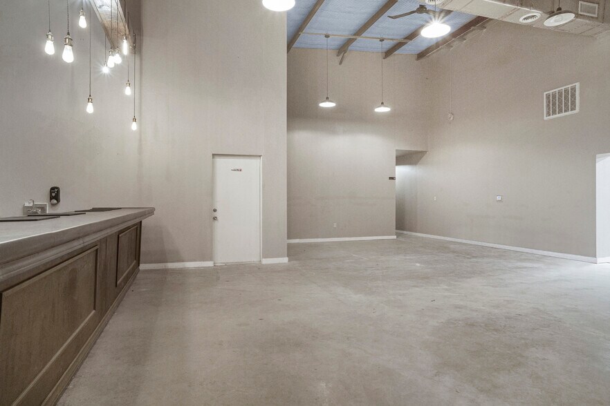 More Photos Of 16102-16104 University Oak, San Antonio Light Distribution For Lease