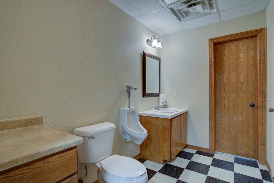 More Photos Of 2830 NW 32nd St, Newcastle Office For Sale