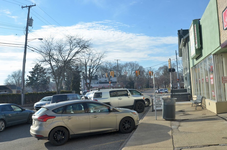 More Photos Of 121 E Walled Lake Dr, Walled Lake Storefront Retail Office For Sale