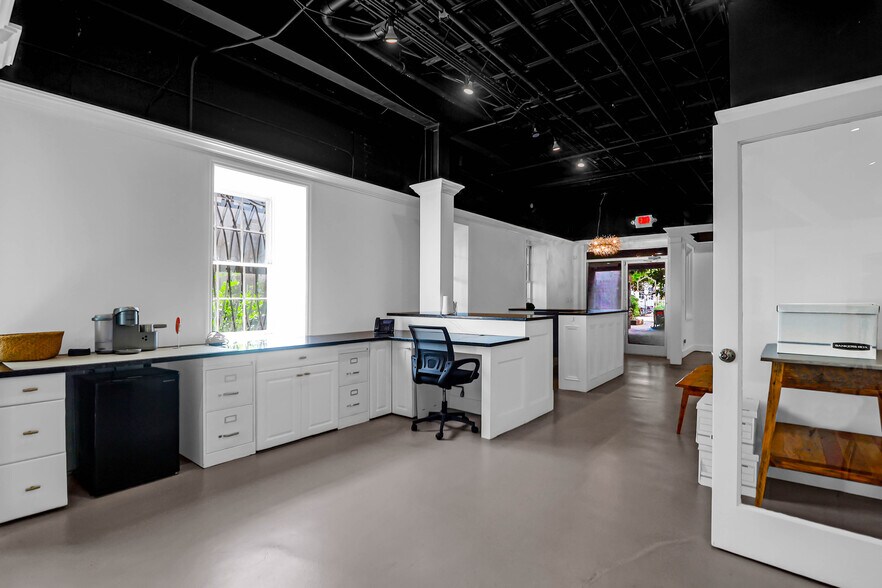 More Photos Of 182-184 E Bay St, Charleston Storefront Retail Office For Sale