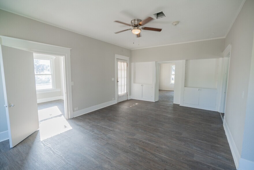 More Photos Of 1119 Smith St, Waller Office Residential For Lease