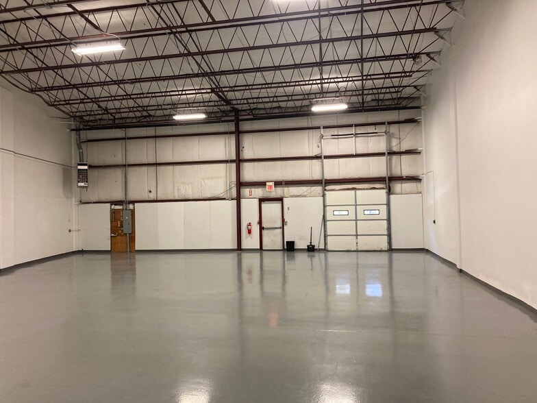 More Photos Of 41 Industrial Dr, Exeter Service For Lease