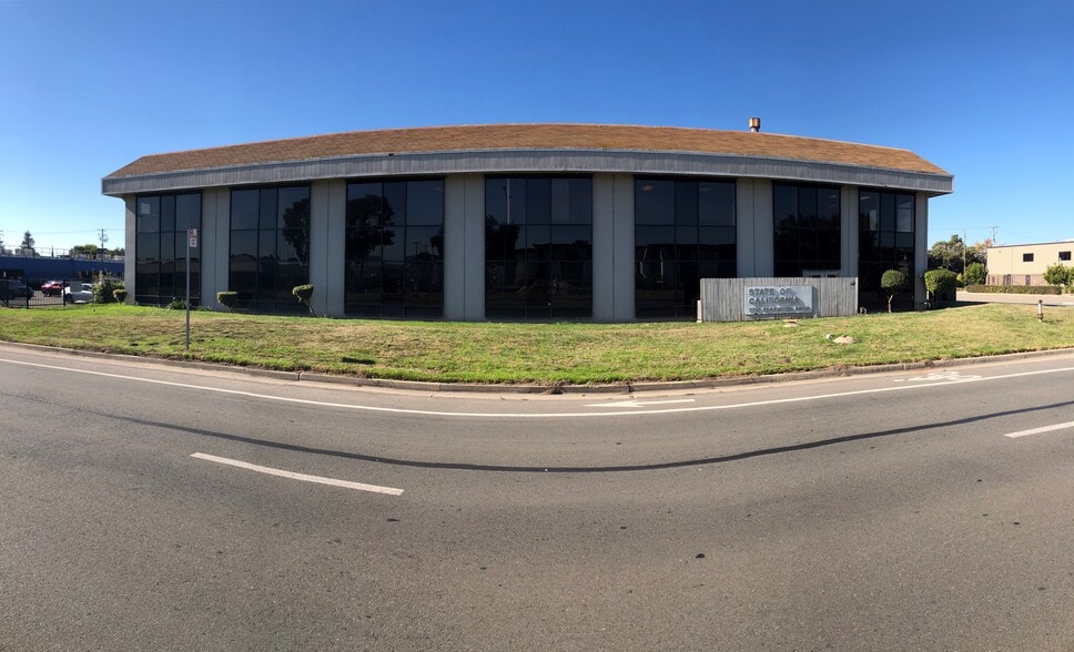 More Photos Of 7717 Edgewater Dr, Oakland Office For Sale
