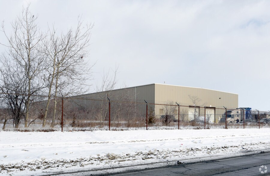 More Photos Of 950 Industrial Rd, Cambridge Warehouse For Lease