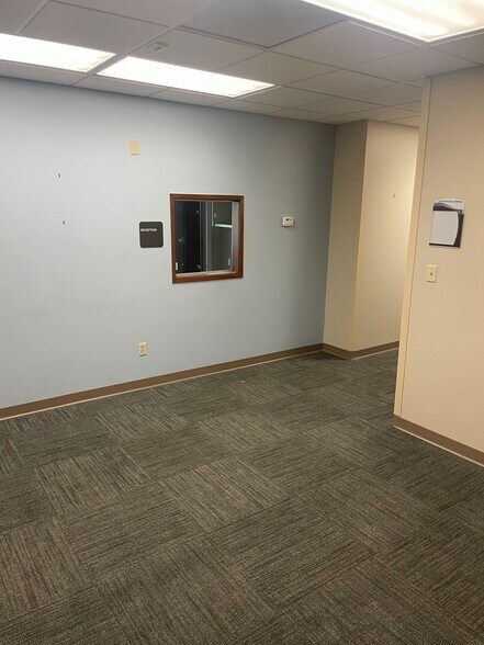 More Photos Of 247 S Burnett Rd, Springfield Medical For Lease