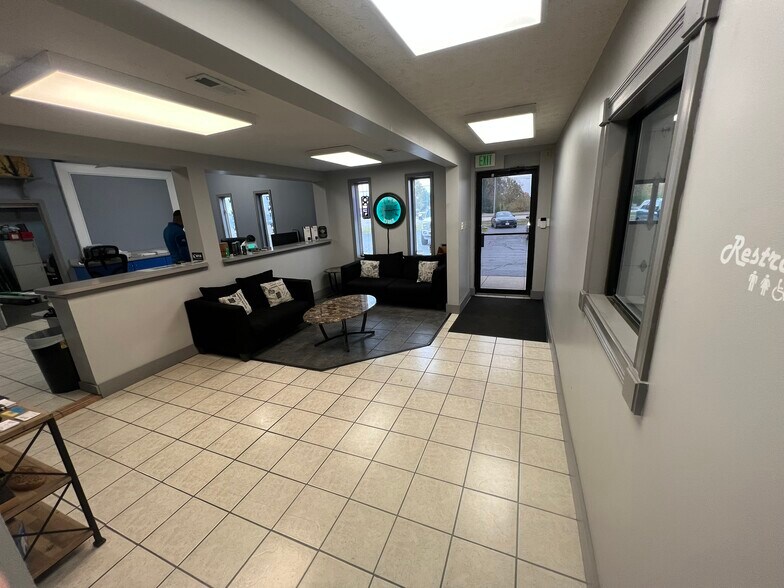 More Photos Of 8350 W Washington St, Indianapolis Auto Repair For Lease