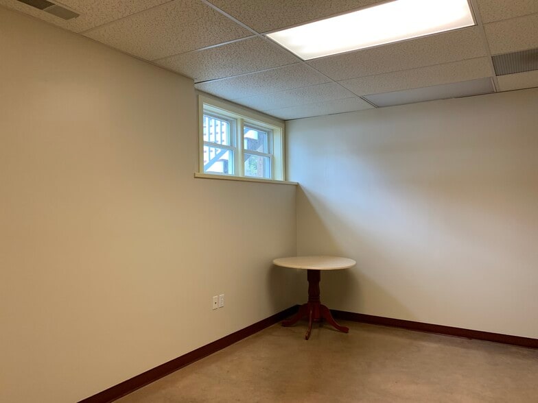 More Photos Of 43 North Rd, Deerfield Office Residential For Lease