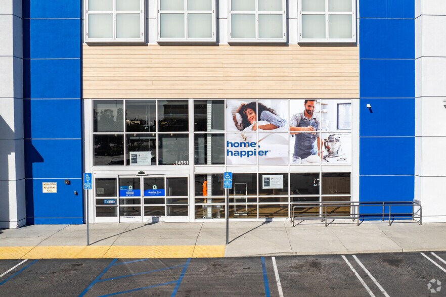 More Photos Of 14351 Hindry Ave, Hawthorne Freestanding For Lease