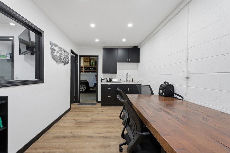 More Photos Of 18522 Gresham St, Northridge Warehouse For Sale