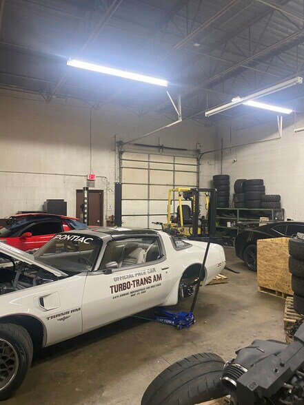 More Photos Of 801-803 Albion Ave, Schaumburg Warehouse For Sale