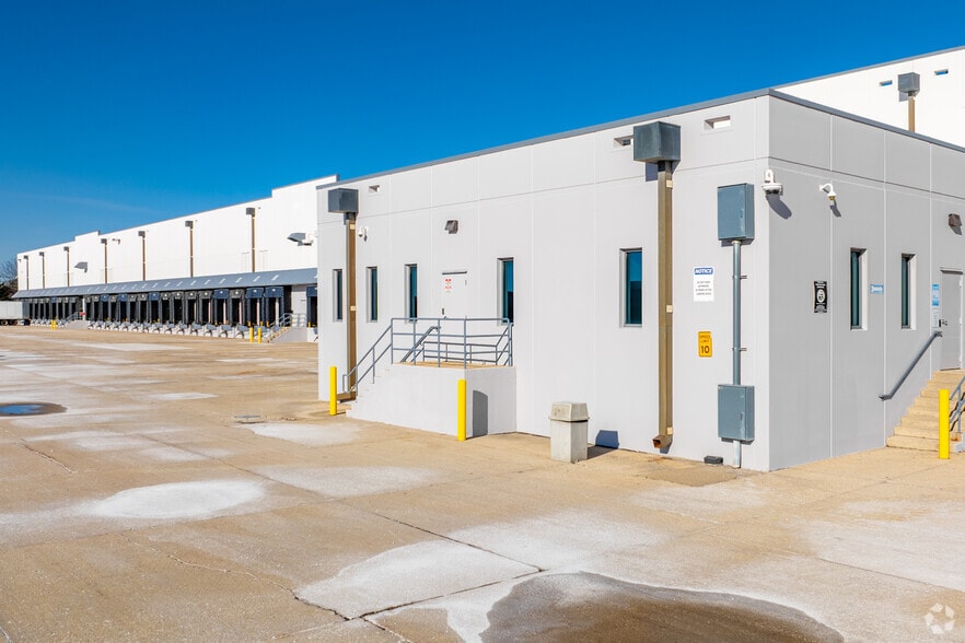 More Photos Of 2380 Sullivan Rd, Aurora Manufacturing For Lease