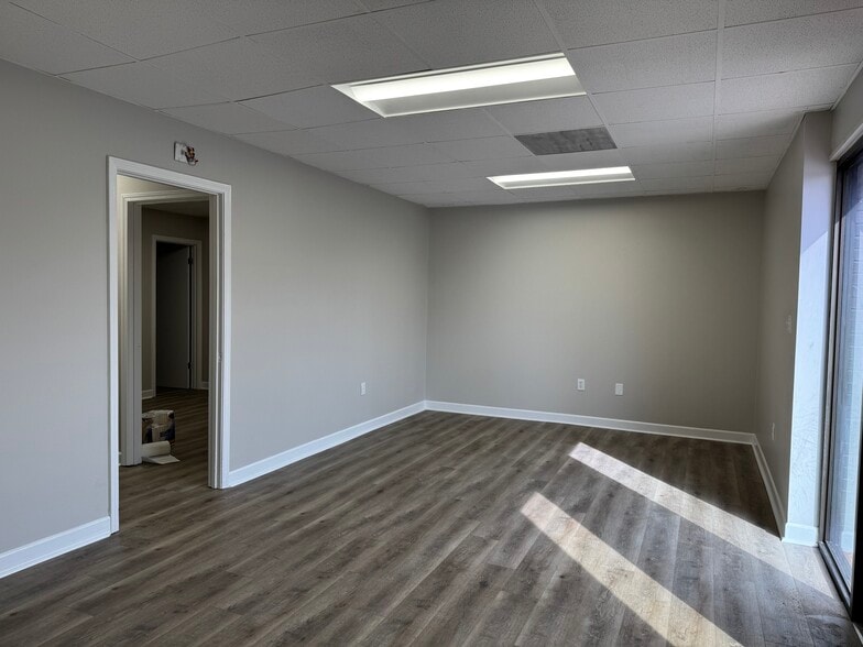 More Photos Of 102 Shaw St, Greenville Light Distribution For Lease