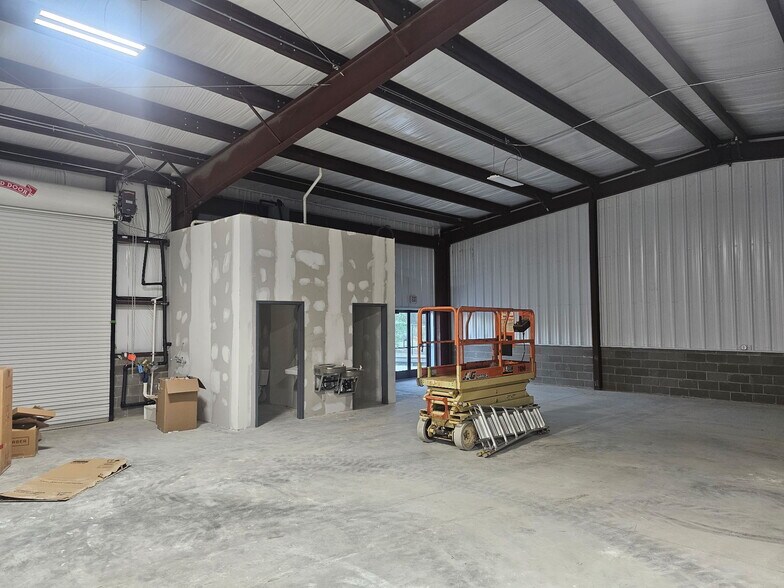 More Photos Of 2740 Old Austin Peay Hwy, Memphis Flex For Lease