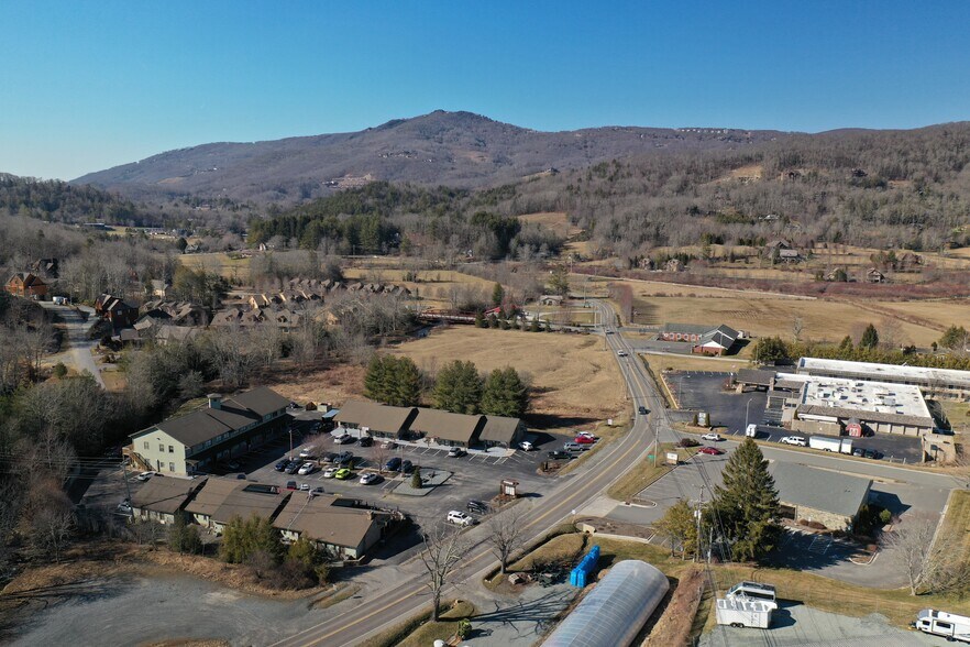 More Photos Of 102 High Country Sq, Banner Elk General Retail For Lease