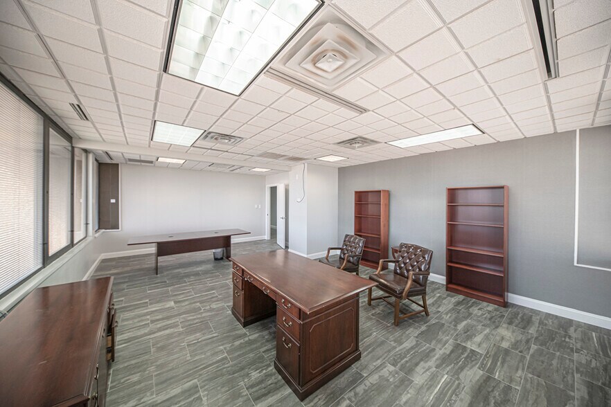 More Photos Of 125 W Missouri Ave, Midland Office For Lease
