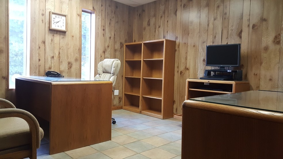 More Photos Of 4077 Highway 11 E, Bluff City Flex For Lease