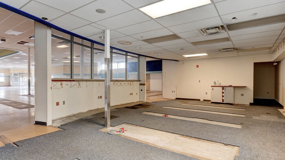 More Photos Of 85 Middletown Ave, North Haven Drugstore For Sale