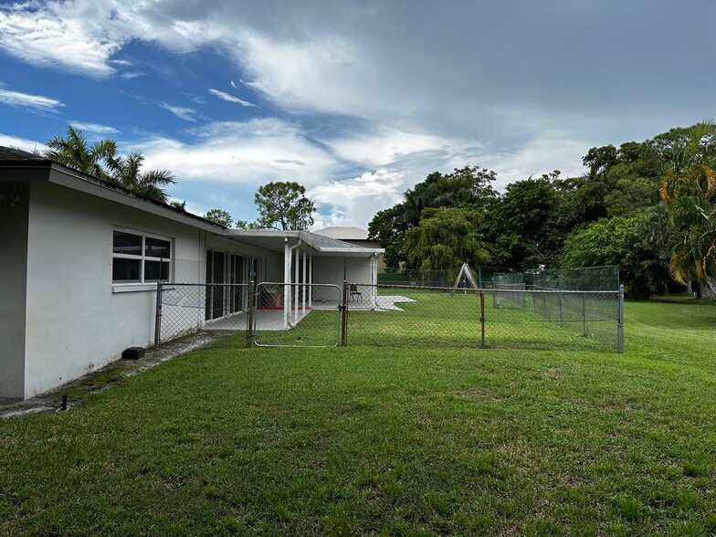 More Photos Of 101-105 Saint Andrews Blvd, Naples Specialty For Sale