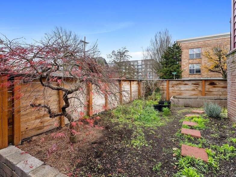 More Photos Of 1305 SE Belmont St, Portland Office For Sale