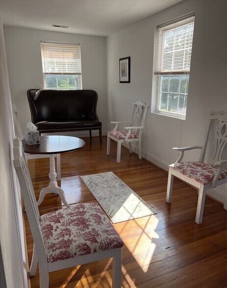 More Photos Of 2936 W Main St, Salem Office For Lease