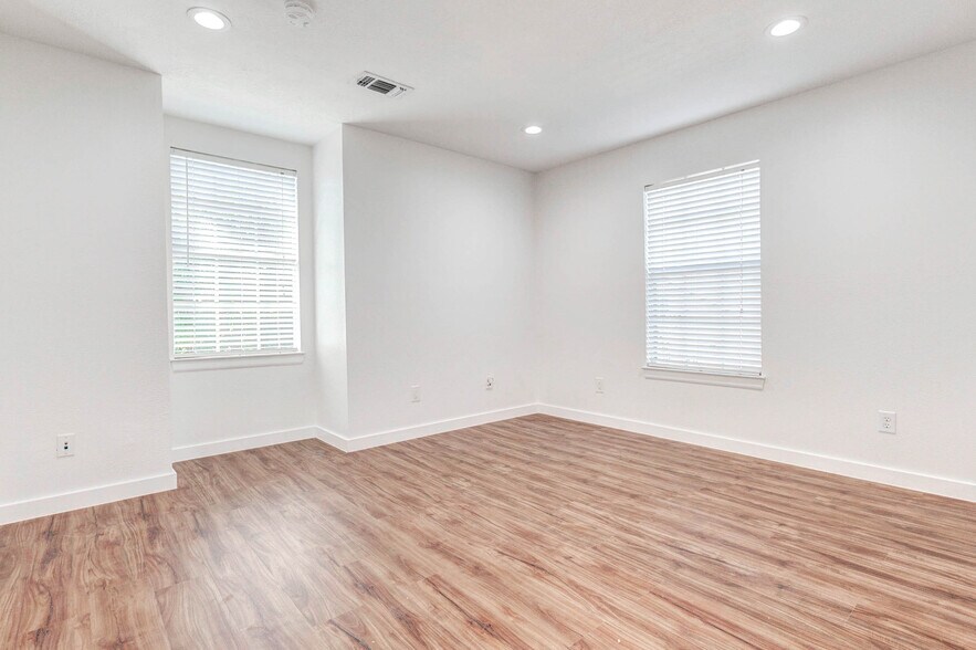 More Photos Of 1324 Avenue D, Katy Medical For Sale