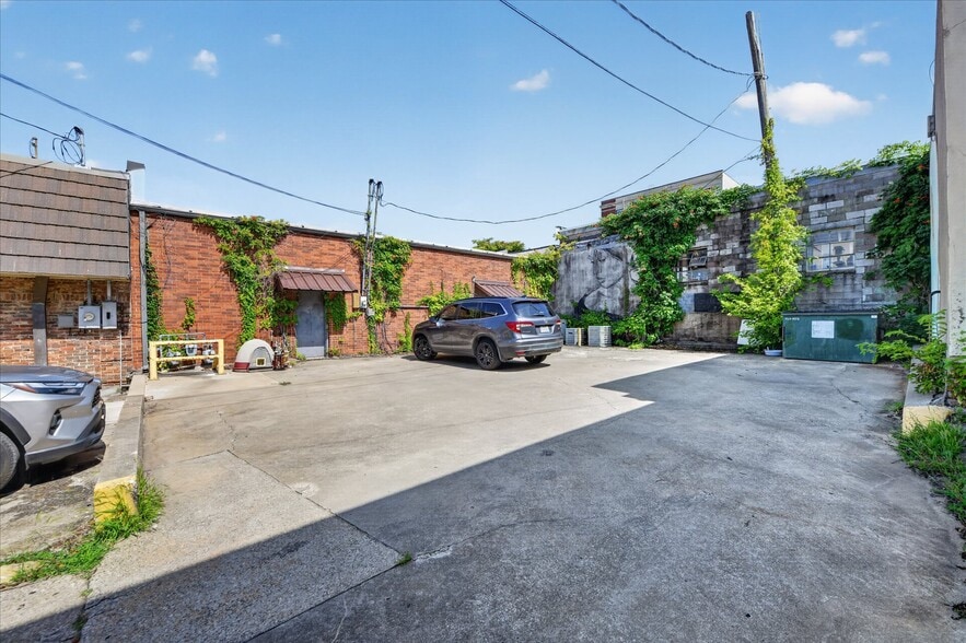 More Photos Of 221-223 N Locust St, Denton Office For Sale